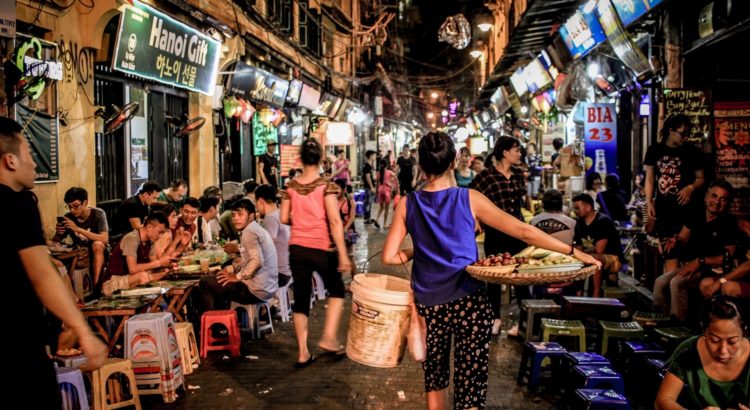 blog-voyage-couple-parfums-de-liberte-julie-et-leo-hanoi-rue-nuit