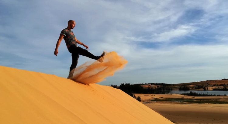 blog-voyage-couple-parfums-de-liberte-leo-et-julie-petit-budget-leo-shoote-sable-sand-dune-mui-ne-1²